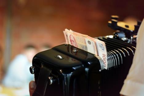 muzika, harmonika, harmonikaš, kafana, dinari, bakšiš