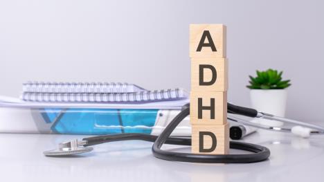 kockice na kojima piše ADHD na doktorovom stolu