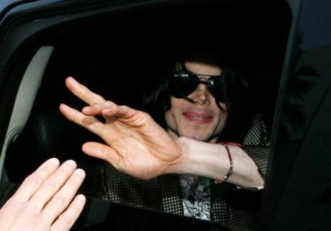 Majkl Džekson se pozdravlja sa fanovima