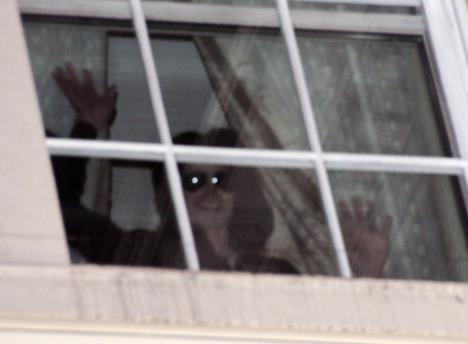 Majkl Džekson maše fanovima