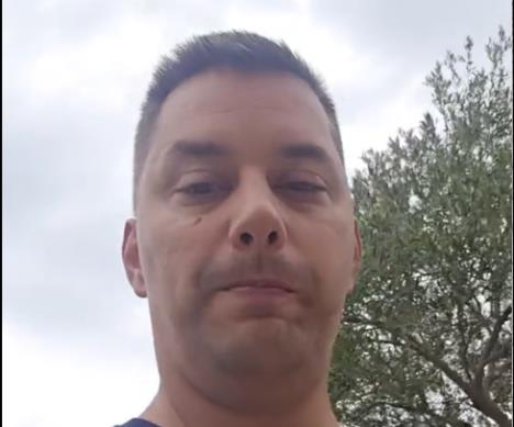 Kristijan, vlasnik smeštaja, krupan kadar.jpg