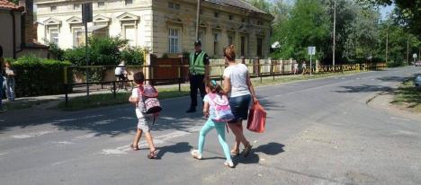 Školski policajac, đaci koji prelaze ulicu s majkom i vraćaju se u školu