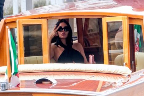 Kim Kardašijan na brodiću u Veneciji