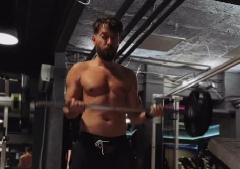 Glumac Predrag Peđa Damjanović u teretani.jpg