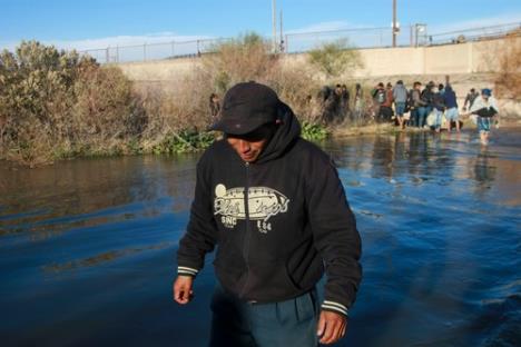 čovek sa kapuljačom