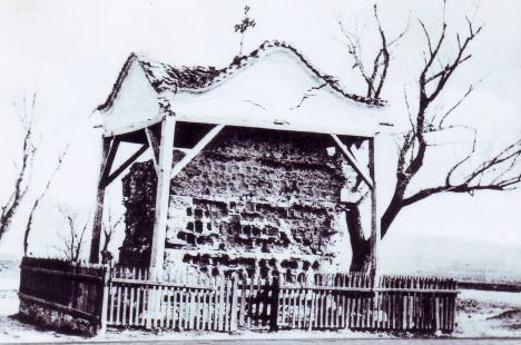 Slika Ćele-kule iz 1878. godine sa prvim zaštitinim krovom