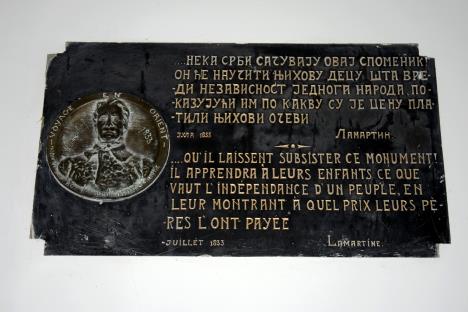 Tabla na kojoj pišu reči Alfonsa de Lamartina, francuskog putopisca, koje je zapisao 1833. pri poseti Ćele kuli