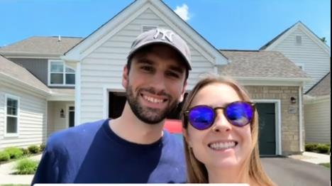 Sara sa suprugom ispred njihove nove kuće.jpg