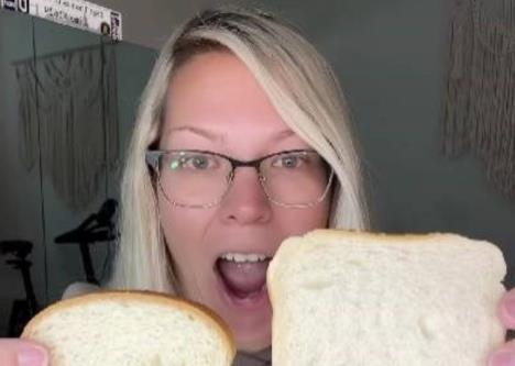 Amerikanka sa tost hlebom u ruci.jpg