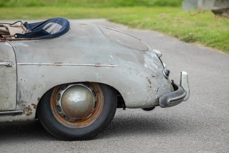 Korozija, rđa na automobilu na ulici