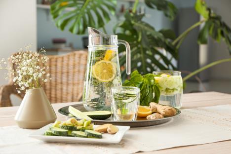 bokal sa aromatičnom vodom na stolu sa sastojcima. krastavac, limun i đumbir
