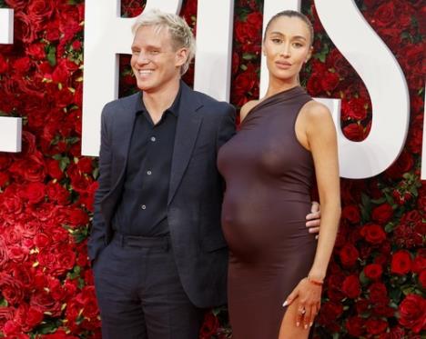 Trudna Sofi Habu bez brushaltera na crvenom tepihu