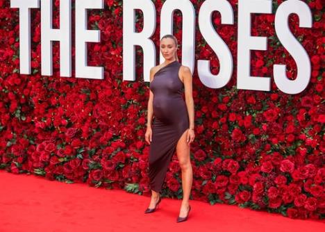 Sofi Habu trudna u uskoj haljini bez brushaltera