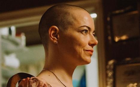 Ema Stoun u filmu Bugonia