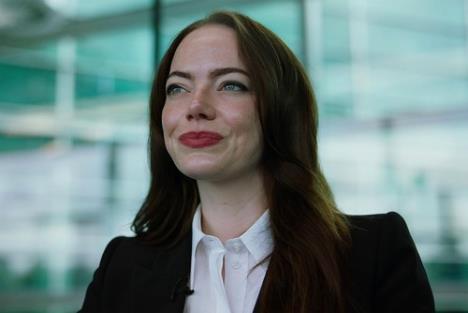 Ema Stoun u filmu Bugonia