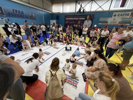 Mame sa decom koja puze na Karavanu roditeljstva u Aranđelovcu