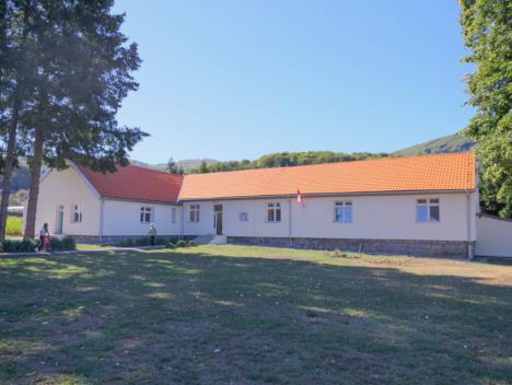 Škola u Zlakusi.jpg