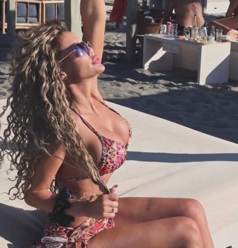 Dragana Mitar na plaži u kupaćem