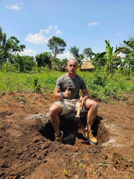 Marko Nikolić kopa bunare u Ugandi