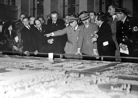 Ferdinand Porše u društvu Adolfa Hitlera na predstavljanju Volkswagen Bube