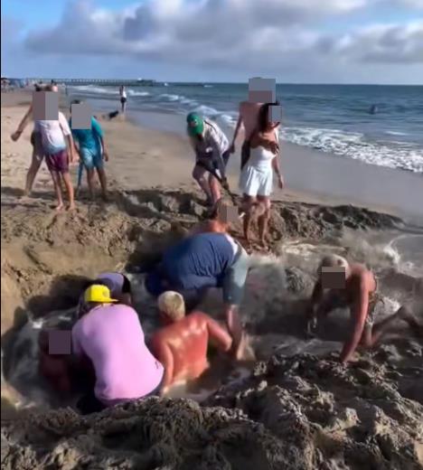 Kupači na plaži u Kefaloniji zaglavljeni u rupi u pesku ispunjenu vodom