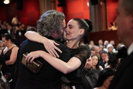 Hoakin Finiks i Runi Mara nakon osvajanja Oskara 2020