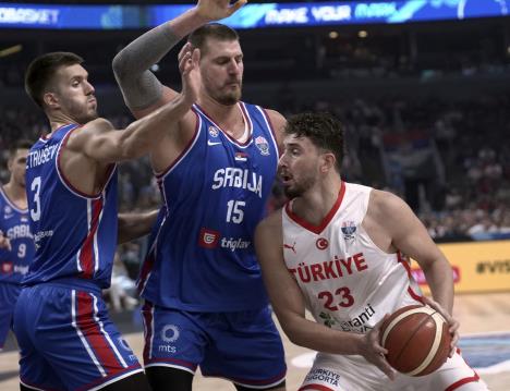 Filip Petrušev Nikola Jokić i Alperen Šengun na meču Srbija - Turska na Eurobasketu 2025