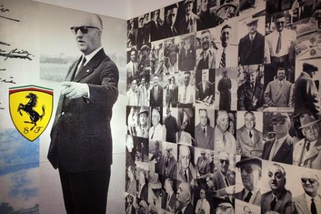 Slika Enca Ferarija u muzeju Ferari