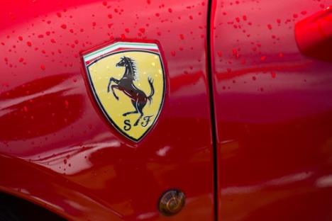 Ferarijev crni konjić na žutoj pozadini – simbol luksuza i prestiža