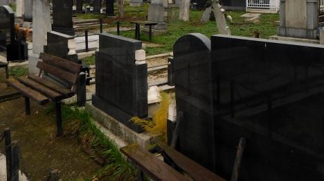 LOZNICA - Oskrnavili groblje.JPG