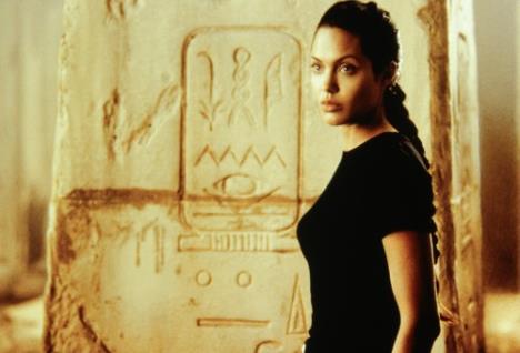 Anđelina Džoli kao Lara Kroft u filmu iz 2001 godine
