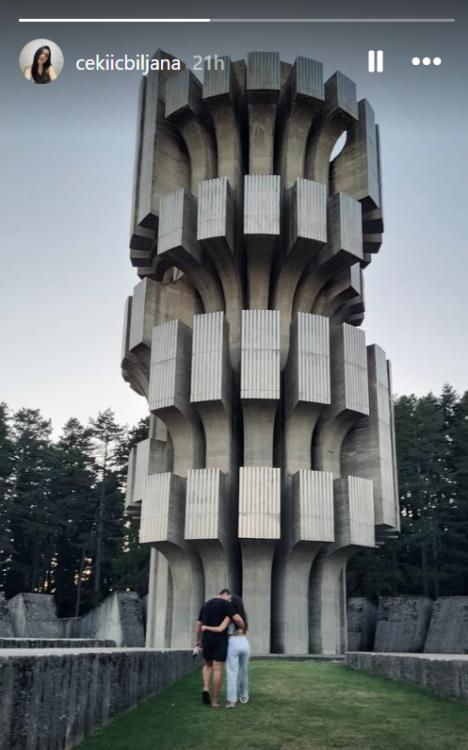 Biljana Čekić sa dečkom ispred Spomenika Revoluciji na Kozari