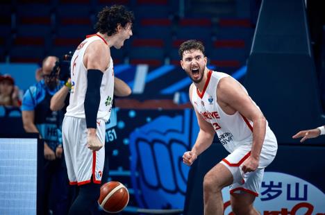 Džedi Osman i Alperen Šengun na utakmici protiv Švedske