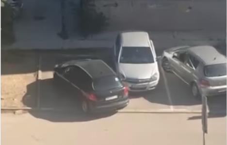 Dva vozača nespretno pokušavaju da parkiraju automobile