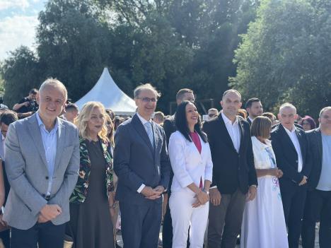 Premijer Srbije, predsednica Pokrajinske vlade, ministri. gradonačelnici na Danima porodice u Perlezu (2).jpeg