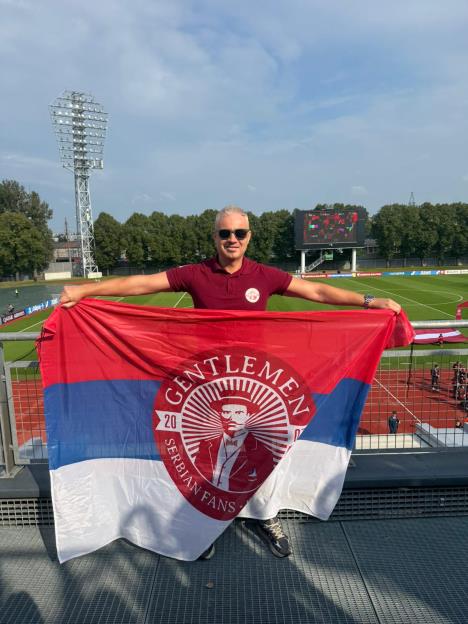 Navijač sa srpskom zastavom na utakmici Letonija - Srbija