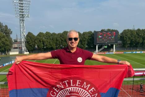 Navijač sa srpskom zastavom na utakmici Letonija - Srbija