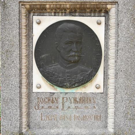 Nadgrobni spomenik Josifu Runjaninu u Novom Sadu