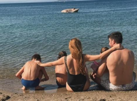 Daria Stanojević sa decom i mužem na moru