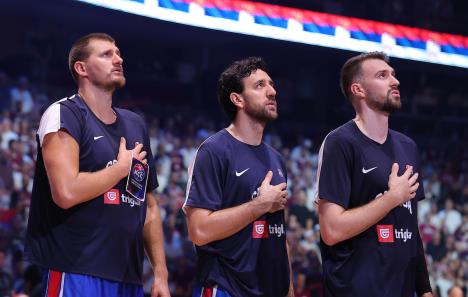 Jokić, Micić i Gudurić u toku intoniranja himne Srbije