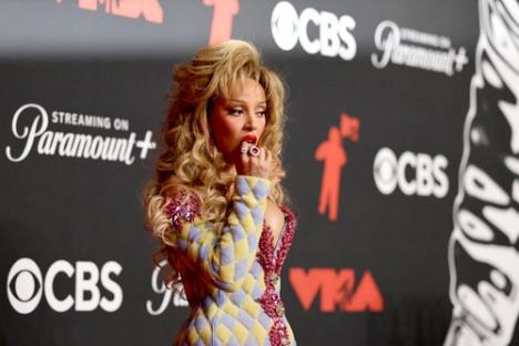 Dodža Ket jede karmin pred kamerama na crvenom tepihu MTV nagrada