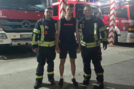 Turista iz Poljske koji se izgubio pored magistrale fotografisan sa 2 kotorska vatrogasca u stanici