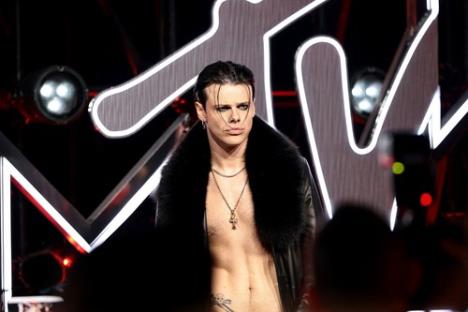 Jangblud pokazao goli torzo i tetovaže, uključujući veliku tetovažu lobanje i ukrštenih kostiju koja se proteže paralelno sa njegovim desnim kukom na dodeli MTV nagrada.