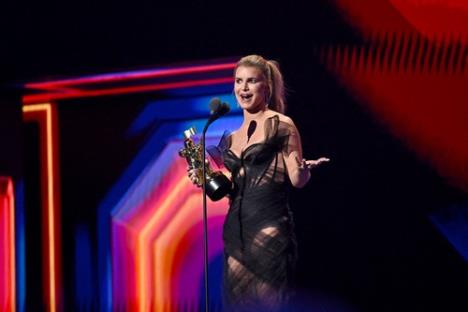 Džesika Simpson uručuje nagradu Rikiju Martinu