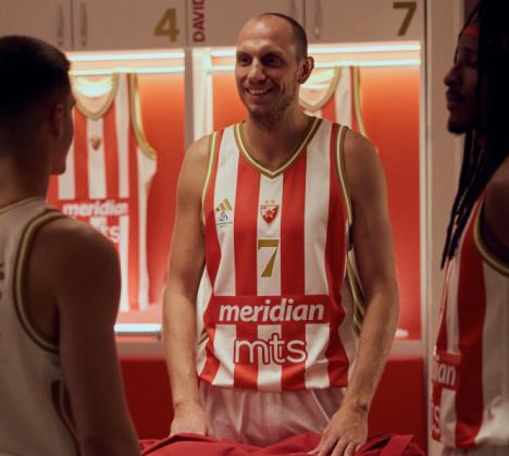 Dejan Davidovac u dresu KK Crvena zvezda za novu sezonu