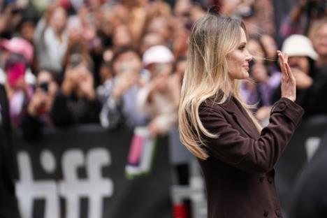 Anđelina Džoli je izgledala besprekorno dok je šetala crvenim tepihom u dugom kaputu sa provokativnim šlicem na butinama.