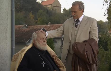 Lazar Ristovski kao Jovan i Momir Bradić kao pop Stanislav u seriji Selo gori a baba se češlja