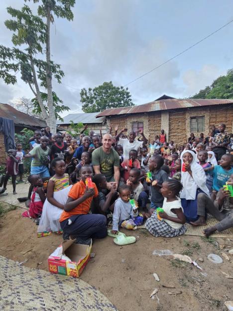 Marko Nikolic sa decom iz Kenije