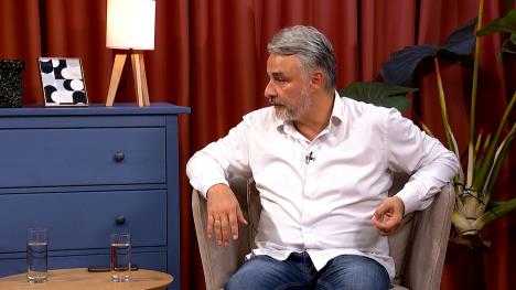 Čovek u beloj košulji