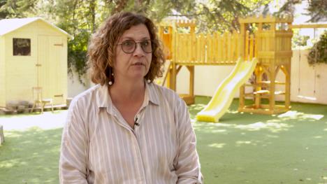 Žena sa naočarima u igralištu